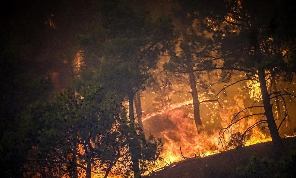 Φωτιά στην Καλαμπάκα: Σηκώθηκαν 10 εναέρια μέσα για κατάσβεση